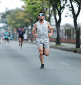 Man running during a marathon event, supported by marathon physiotherapy strategies